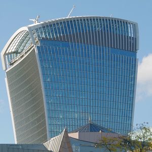 L’étrange building en forme de talkie-walkie à Londres