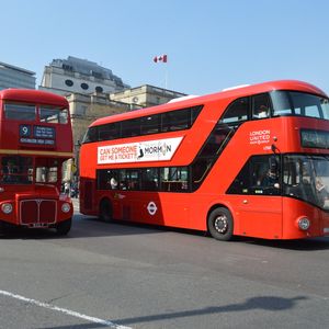 Pourquoi les bus de Londres sont rouges ?