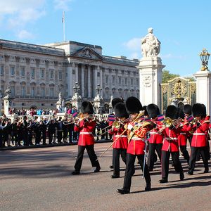 Assistez à la relève de la garde à Buckingham Palace