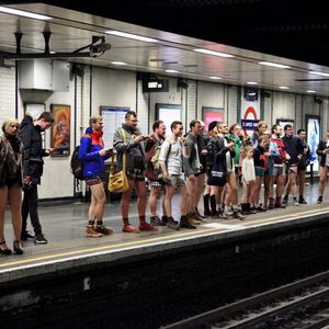 Prenez le métro de Londres… sans pantalon !
