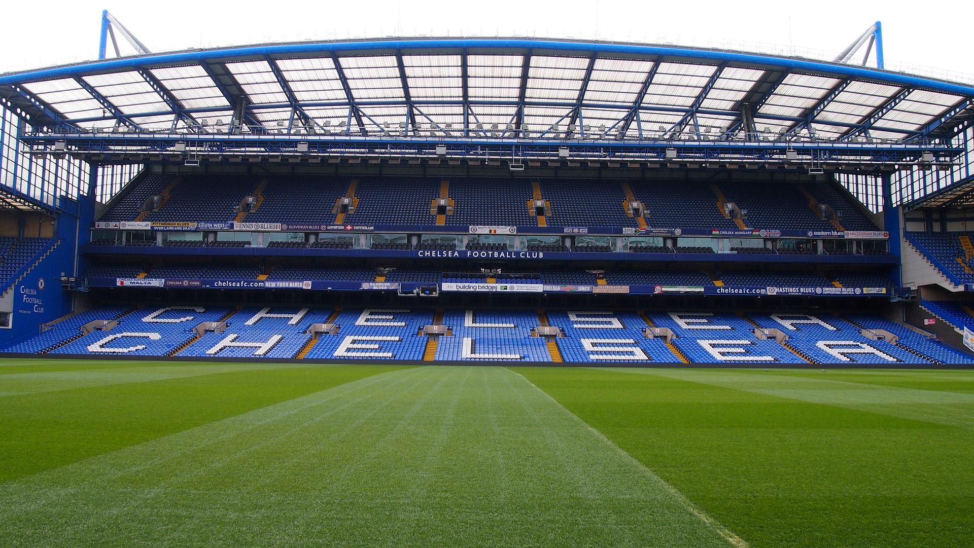 vue du stade de football de Chelsea depuis la pelouse