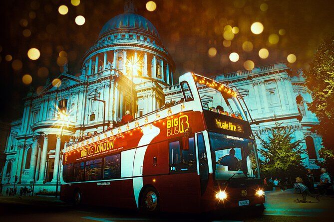 Bus de nuit devant la cathédrale Saint-Paul à Londres