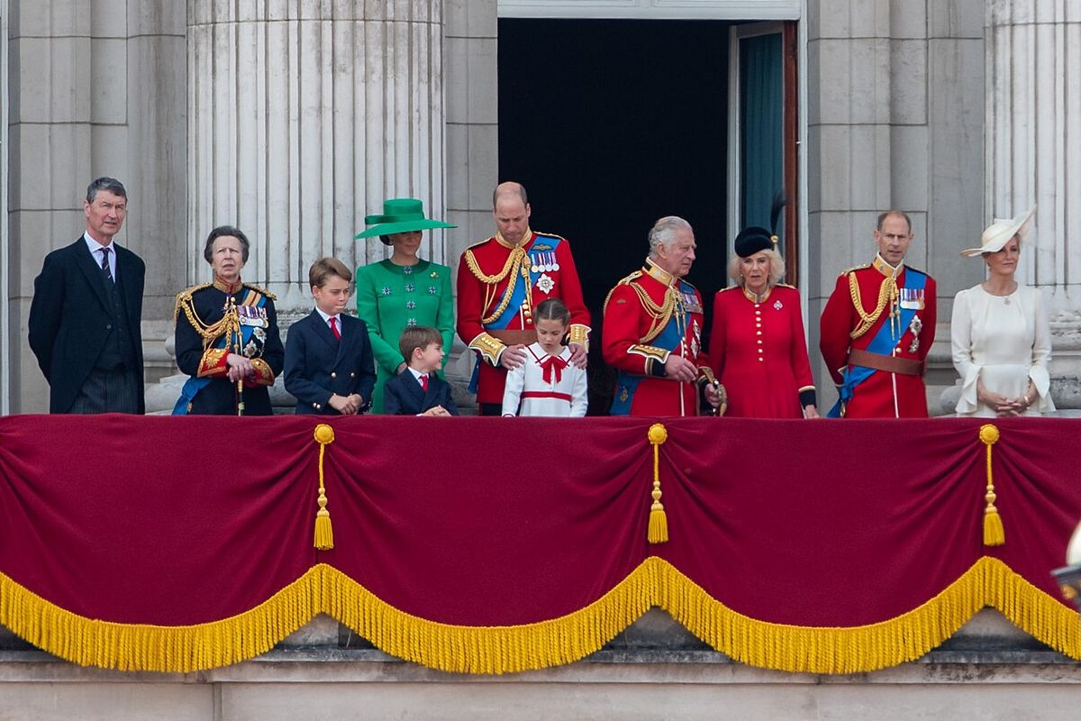 Famille royale britannique au balcon de Buckingham Palace à Londres