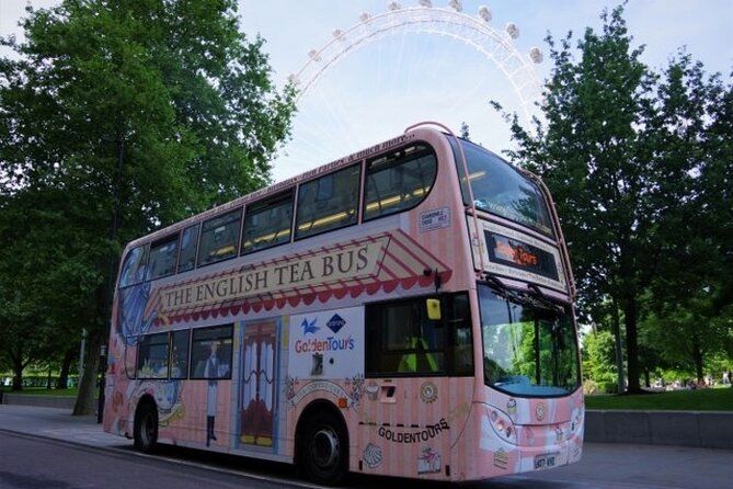 The english tea bus stationné devant la tour London Eye