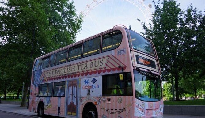 The english tea bus stationné devant la tour London Eye