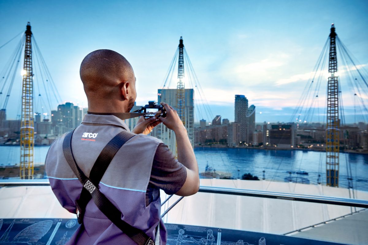 touriste prenant une photo depuis le sommet de l'O2 Arena à Londres
