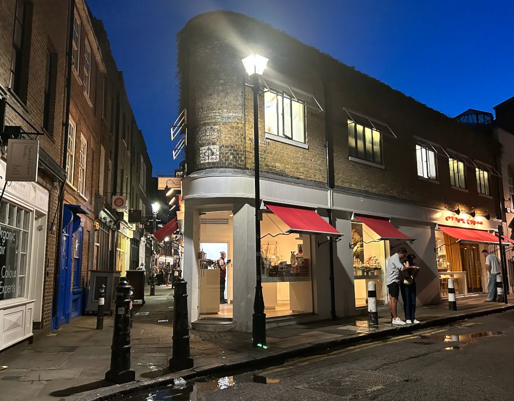 Ruelle sombre de Londres à la nuit tombée
