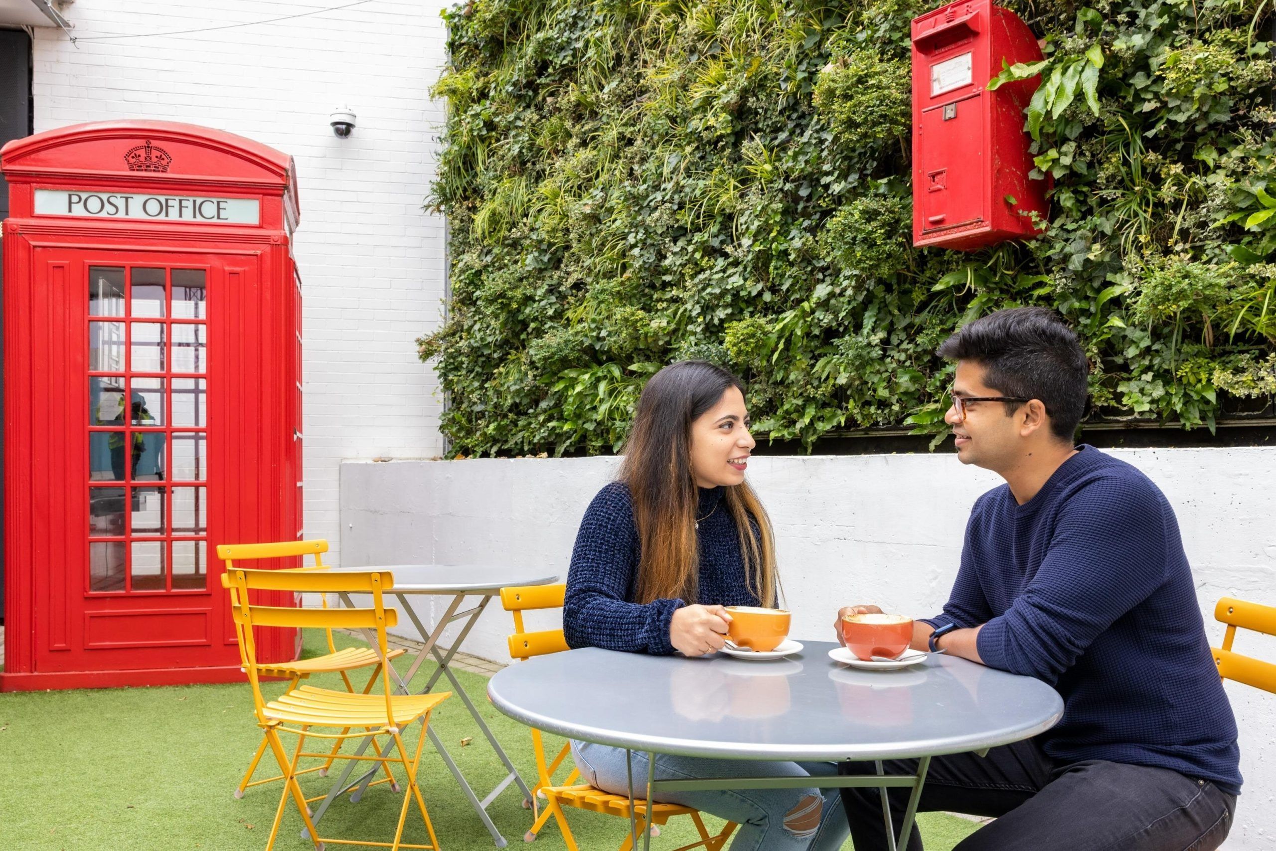 Couple buvant un café sur la terrasse du musée de la Poste de Londres