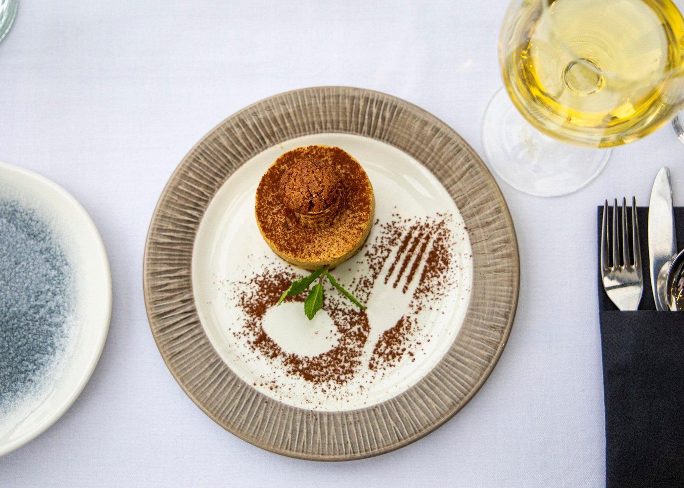 Dessert au chocolat dans une assiette