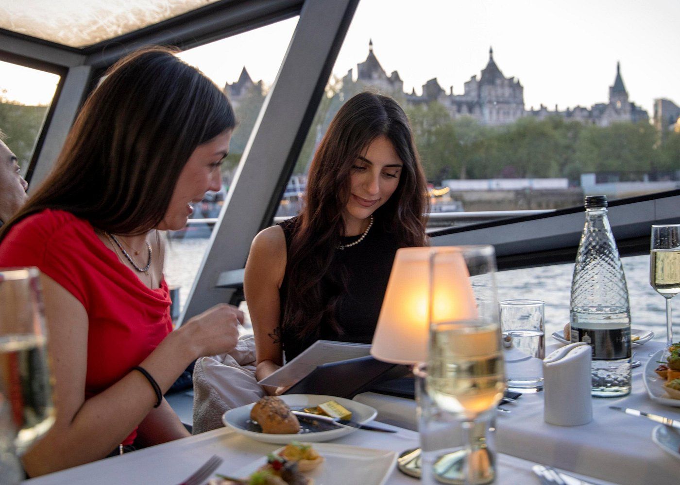 Deux jeunes femmes lisant le menu d'un dîner-croisière à Londres