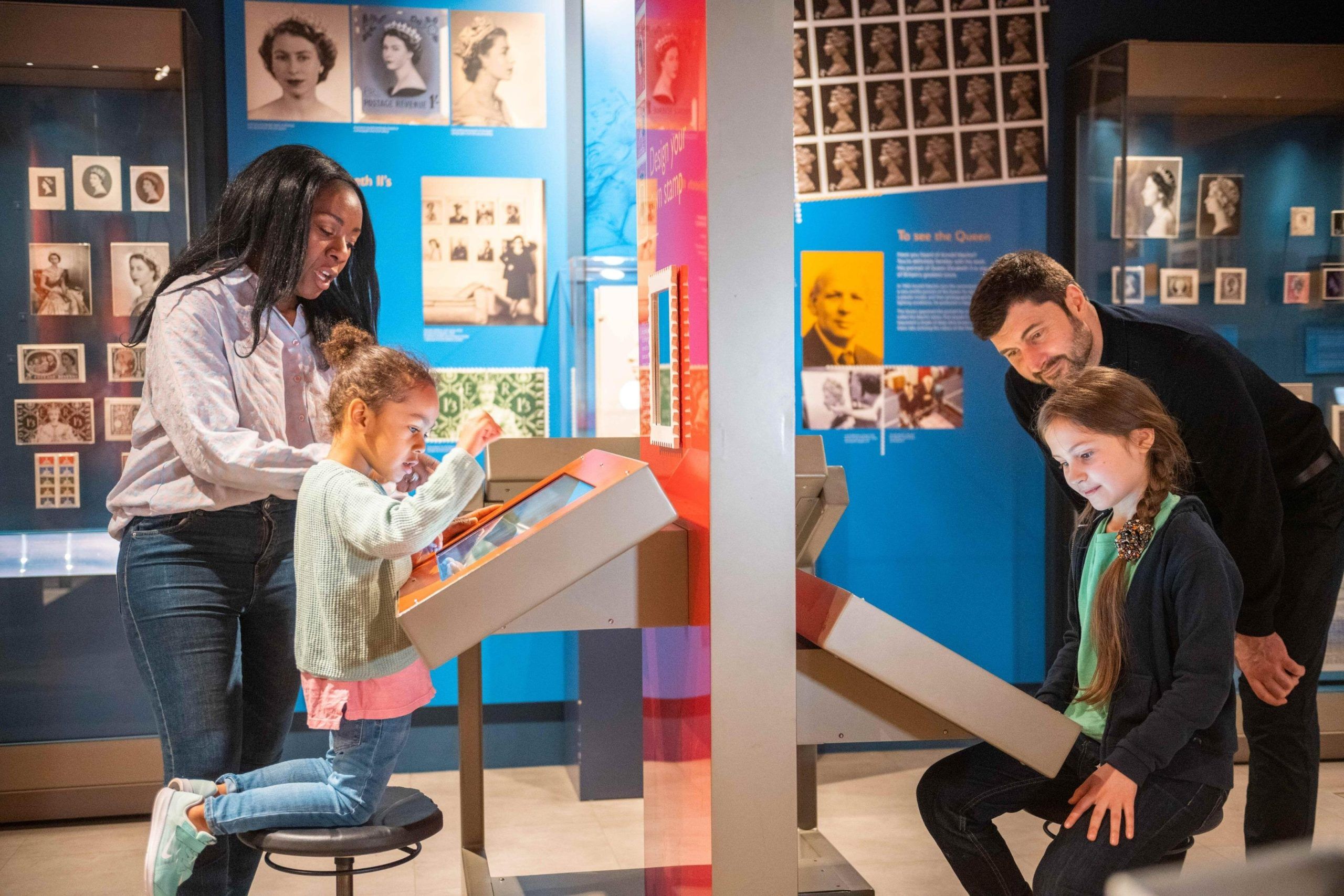 Famille visitant le musée de la Poste de Londres