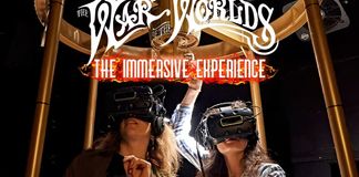 Deux jeunes femmes avec un casque de réalité virtuelle lors de l'expérience Jeff Wayne à Londres