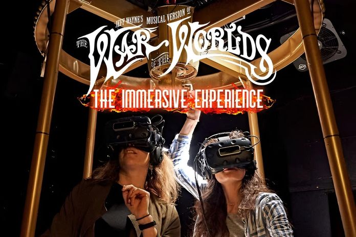 Deux jeunes femmes avec un casque de réalité virtuelle lors de l'expérience Jeff Wayne à Londres