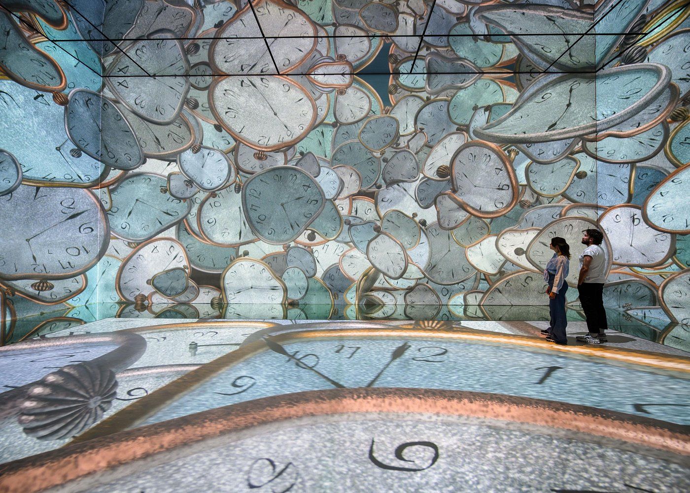 Couple admirant une projection sur le thème de Salvador Dali au musée Frameless de Londres