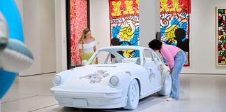 Sculpture représentant une Porsche au Moco Museum de Londres