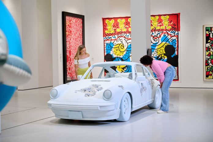 Sculpture représentant une Porsche au Moco Museum de Londres