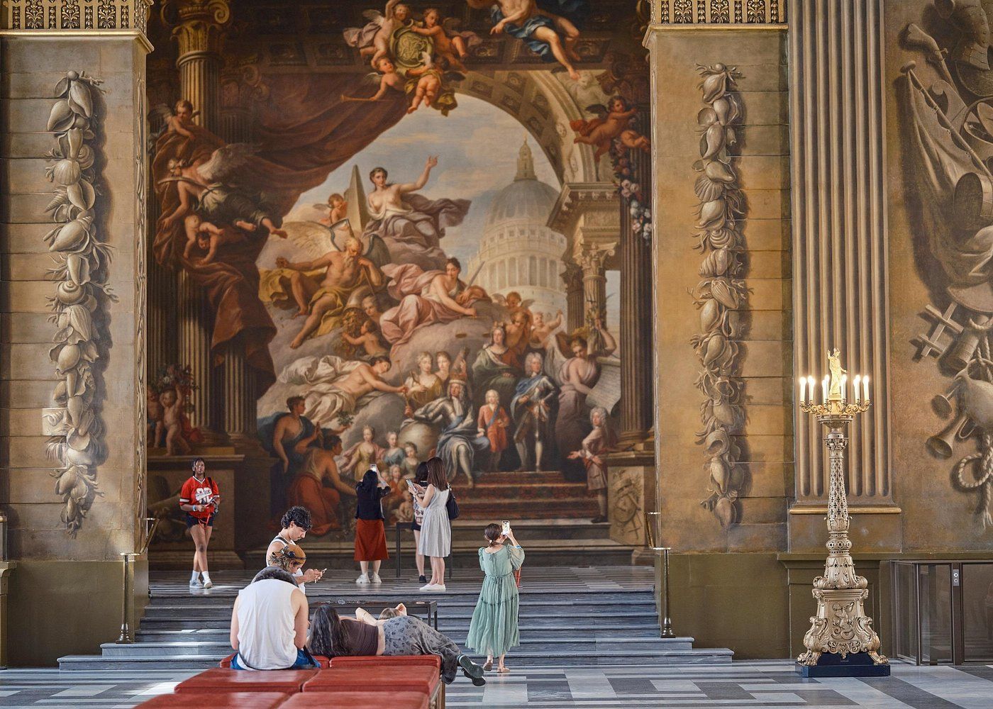 Touristes visitant le Painted Hall du Old Royal Naval College à Londres