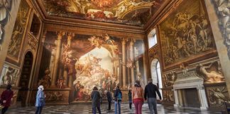Touristes découvrant le Painted Hall du Old Royal Naval College à Londres