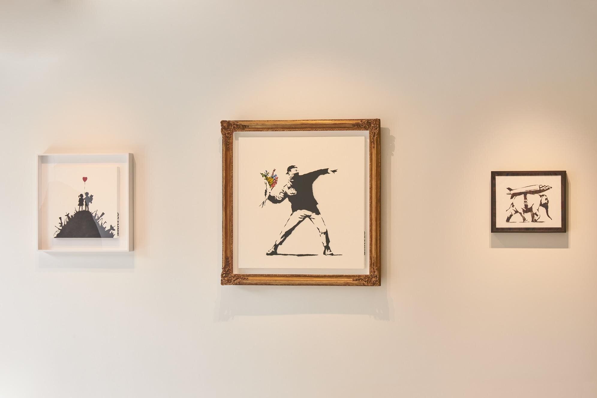 Trois dessins de l'artiste britannique Banksy exposés au Moco Museum de Londres