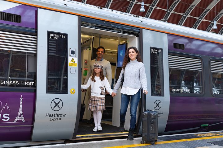 Famille descendant du train Heathrow Express à la gare de Paddington