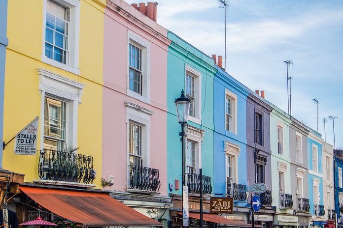 Alignement de maisons colorées dans le quartier de Portobello Road à Londres