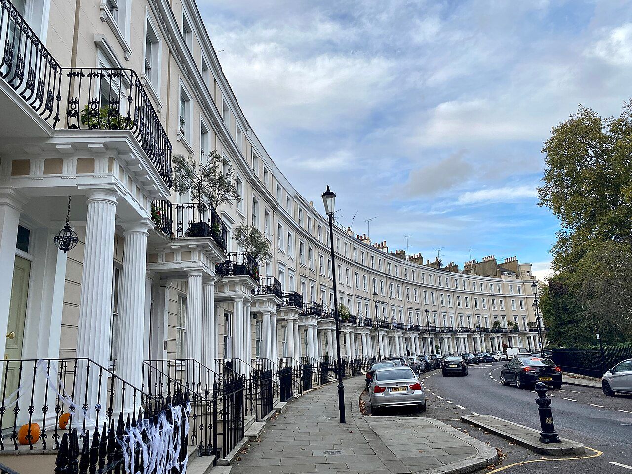 Alignement de maisons du Royal Crescent dans le quartier de Notting Hill