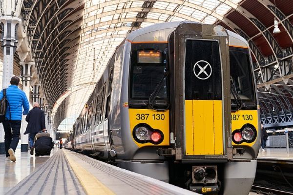 Passagers prenant le train Heathrow Express à la gare de Paddington