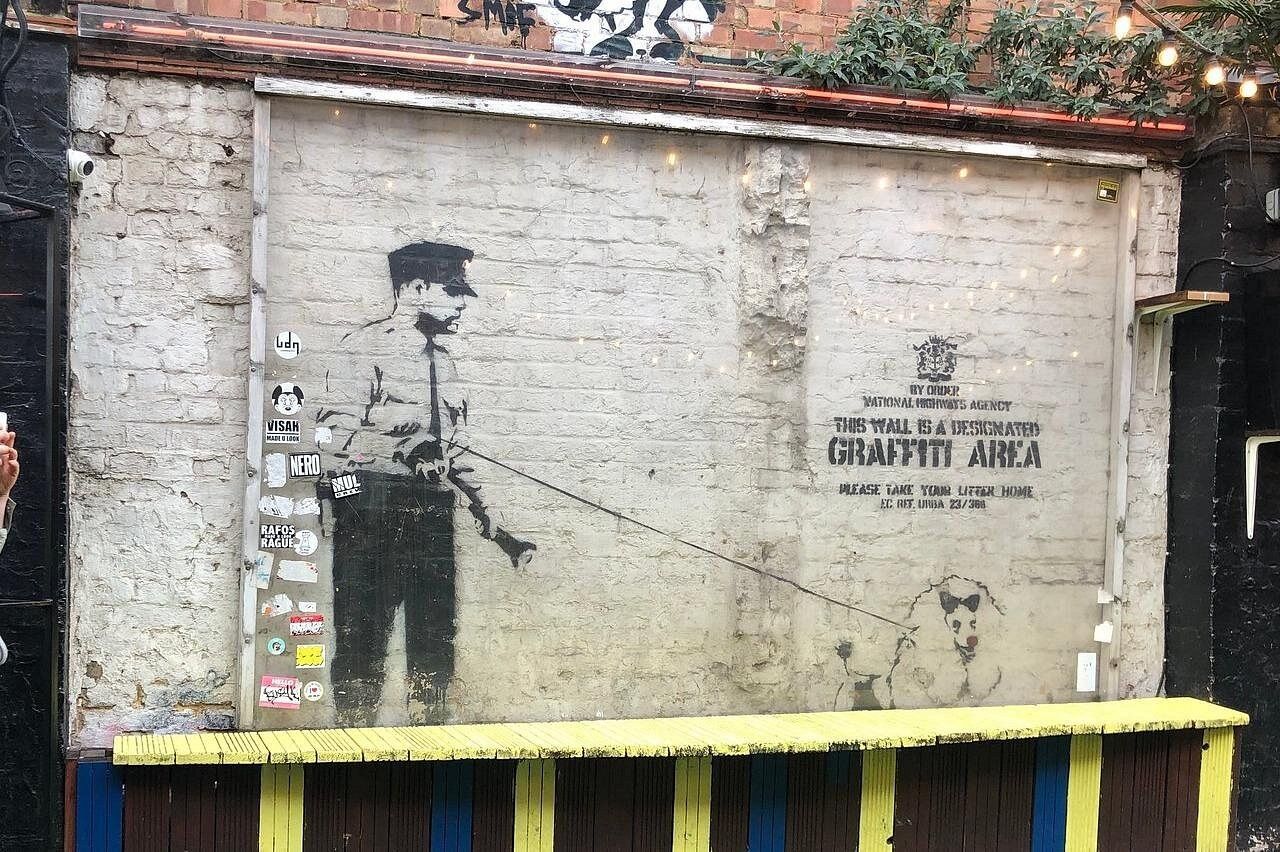 Graffiti d'un policier avec son chien réalise par Banksy