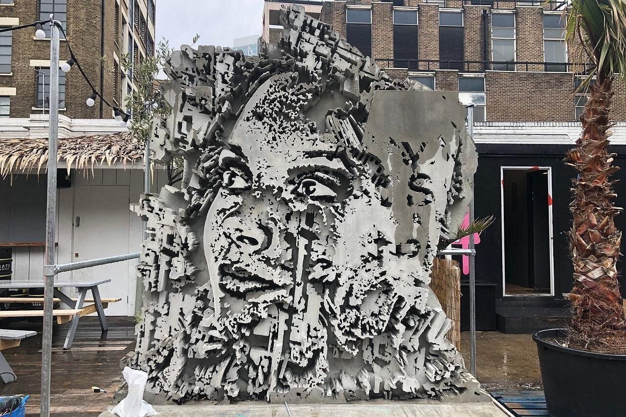 Sculpture insolite d'un visage à Londres