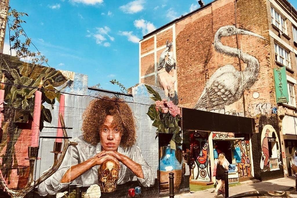 Immeuble recouvert de graffitis et de fresques à Londres