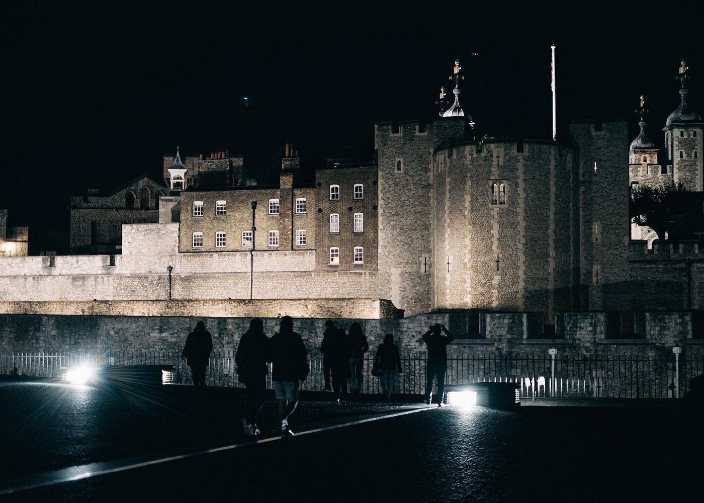 Touristes devant la Tour de Londres de nuit