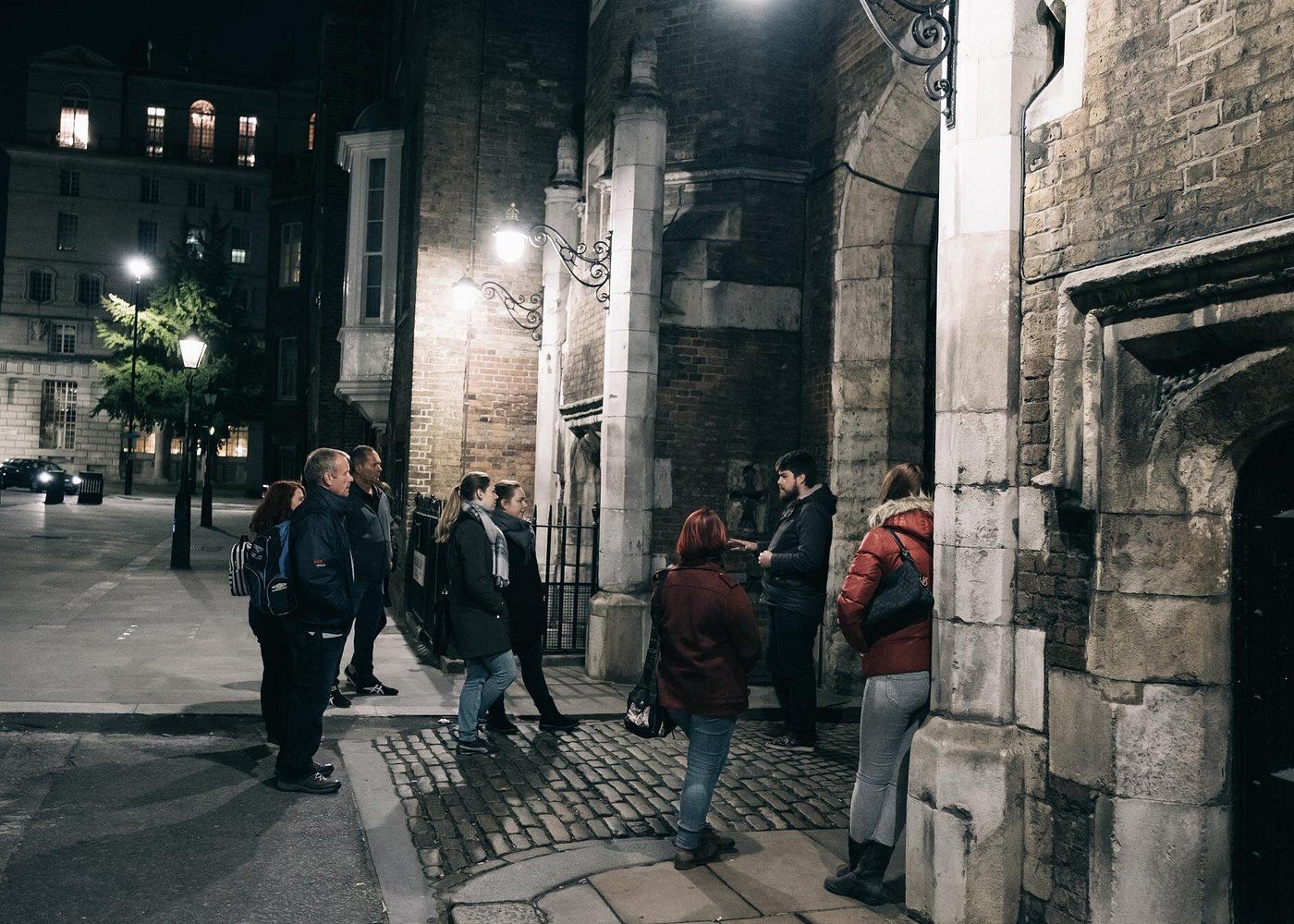 Guide et son groupe lors d'une visite guidée de Londres sur le thème des fantômes