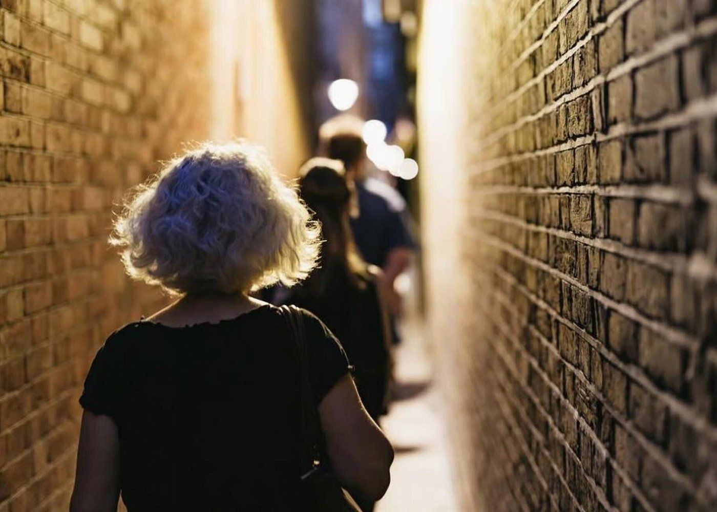 Touristes suivant une visite guidée de nuit à Londres