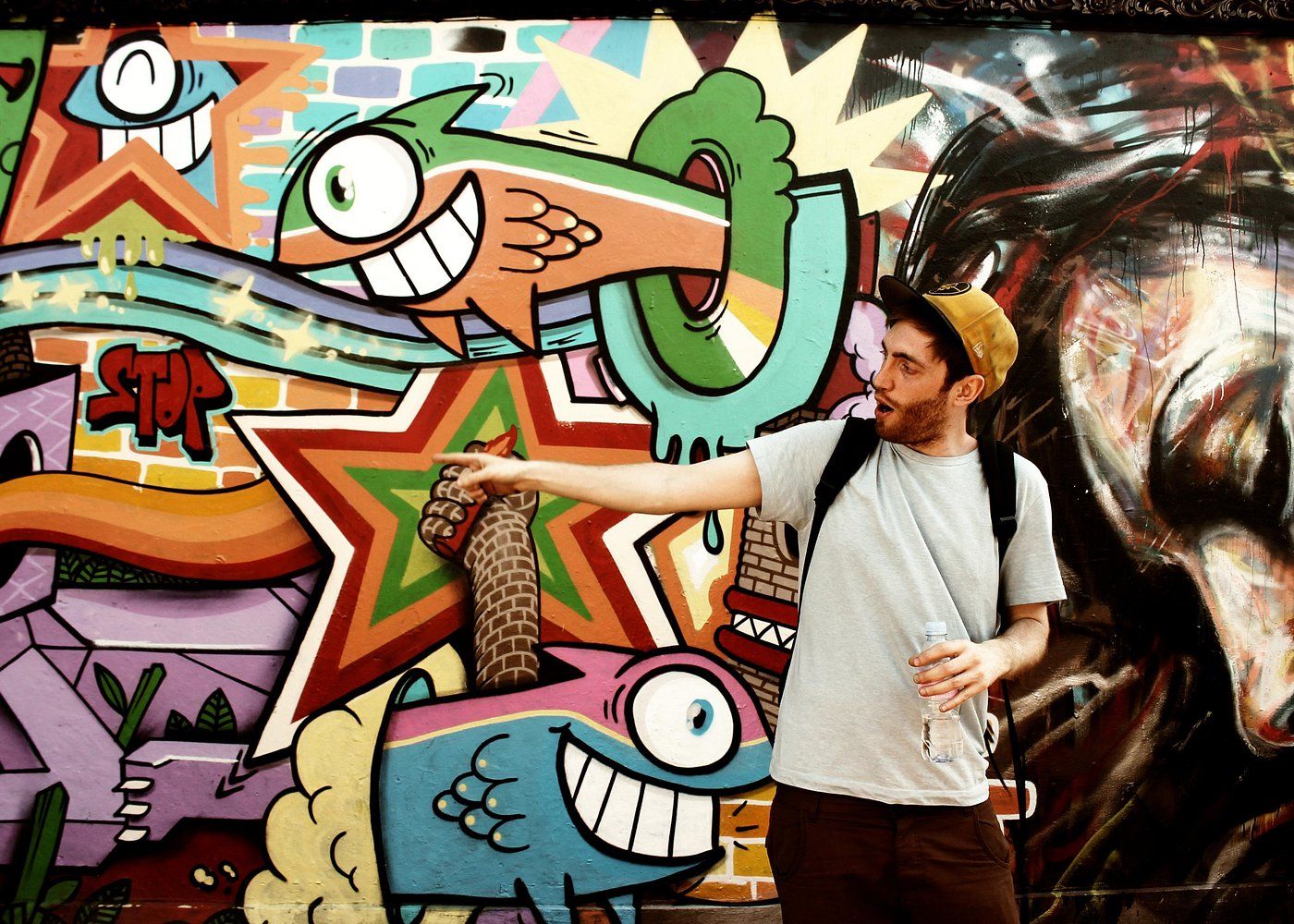 Guide touristique présentant des fresques de Street Art à Londres